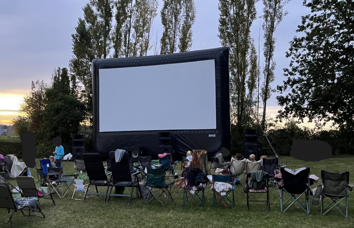Bild zu 2 Sommer Open Air Kino Außen (Picknick-Klappstuhlkino) - 1