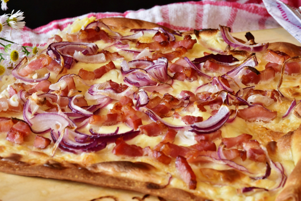 Bild zu BISTRO-WOCHENSPECIAL: FLAMMKUCHEN - 1